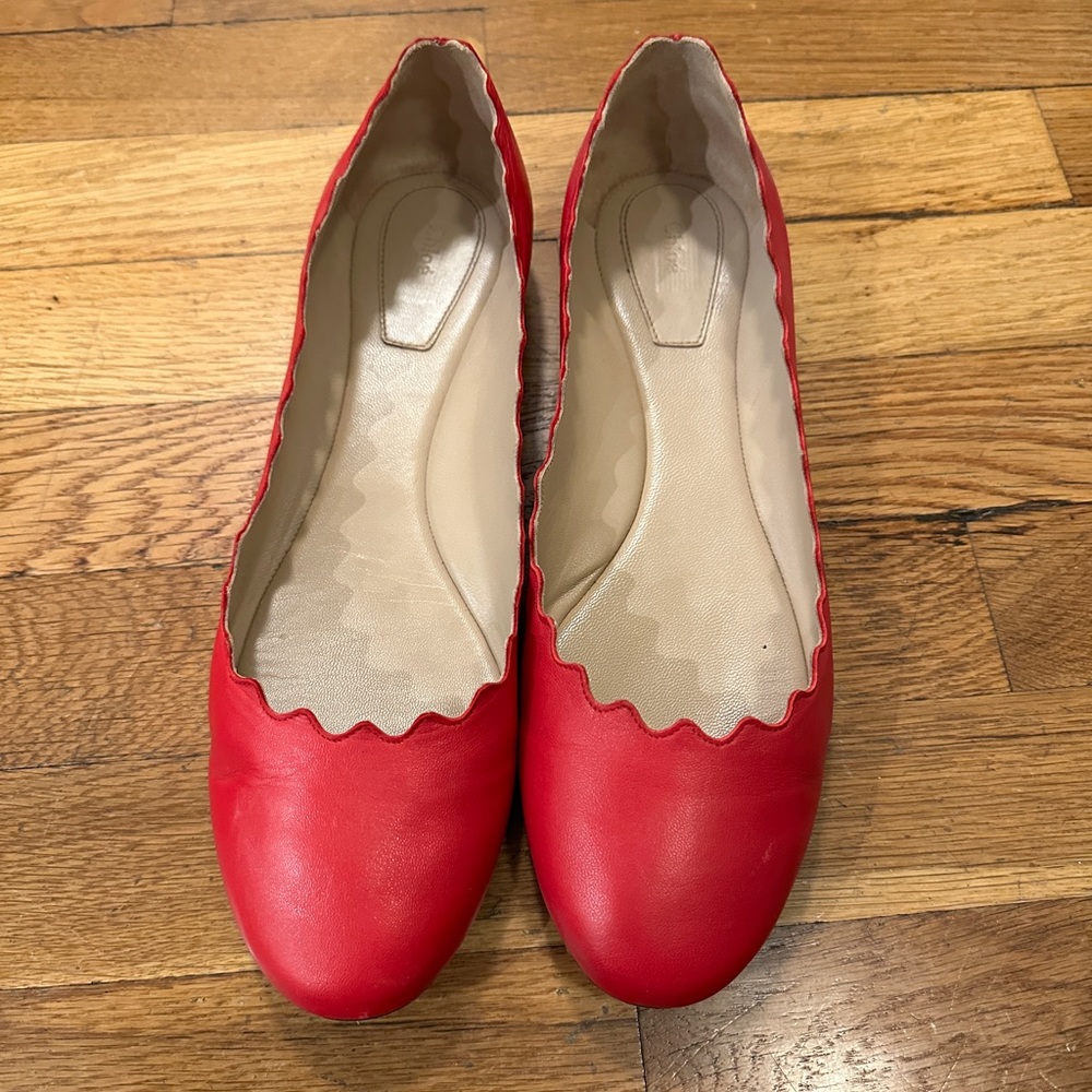 Chloe scalloped flats. Beautiful red 🍎